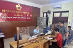 Ciudadanos realizando trámites administrativos y de registro civil en el Centro de Servicios Públicos de la comuna de Nga My, provincia de Nghe An. (Foto: VNA)