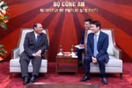 El miembro del Buró Político y permanente del Secretariado del Comité Central del Partido Popular Revolucionario de Laos, Vilay Lakhamphong, (izquierda) tel miembro del Buró Político y el ministro de Seguridad Pública de Vietnam, Luong Tam Quang (Foto: VNA)