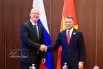 El primer ministro de Vietnam, Le Minh Hung, y el director general del Fondo de Inversión Directa de Rusia (FIDR), Kiril Dmitriev. (Foto: VNA)