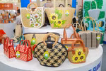 Productos elaborados con materiales ecológicos como bolsos de junco y pajitas de hierba de la Cooperativa de Mujeres de Phu My, provincia de An Giang. Foto: VNA