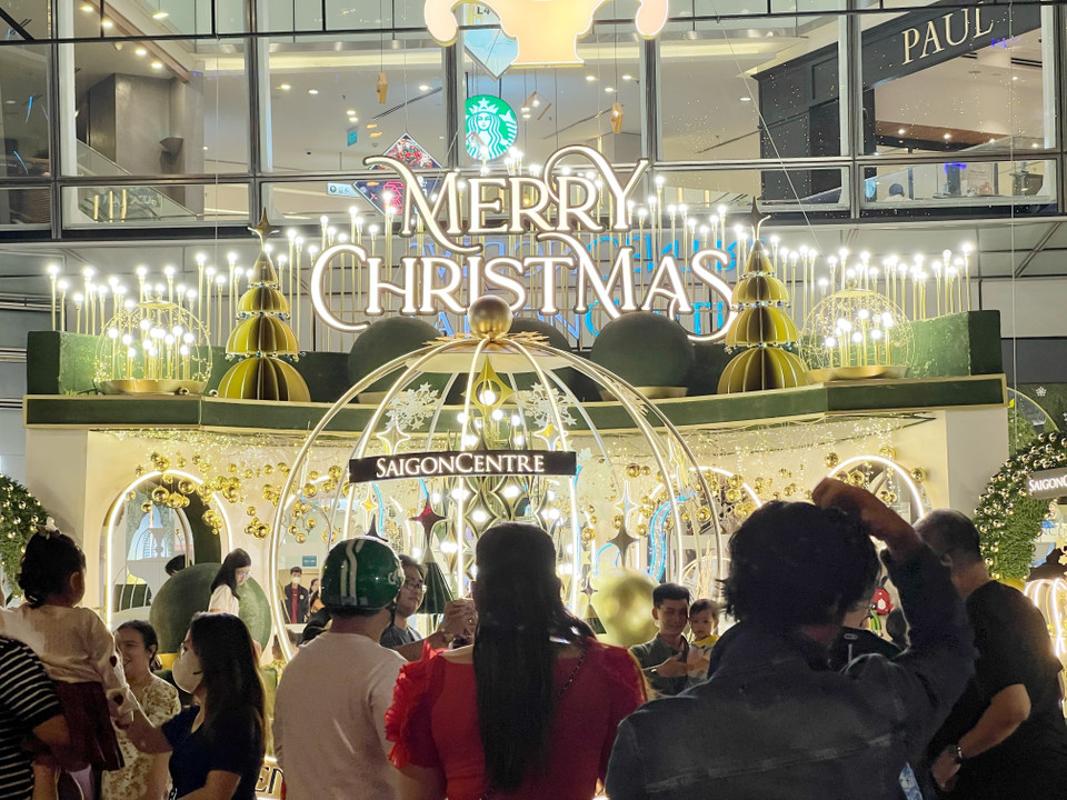Una gran multitud acude a los centros comerciales para hacerse fotografías y hacer compras con motivo de la Navidad. (Foto: VNA)
