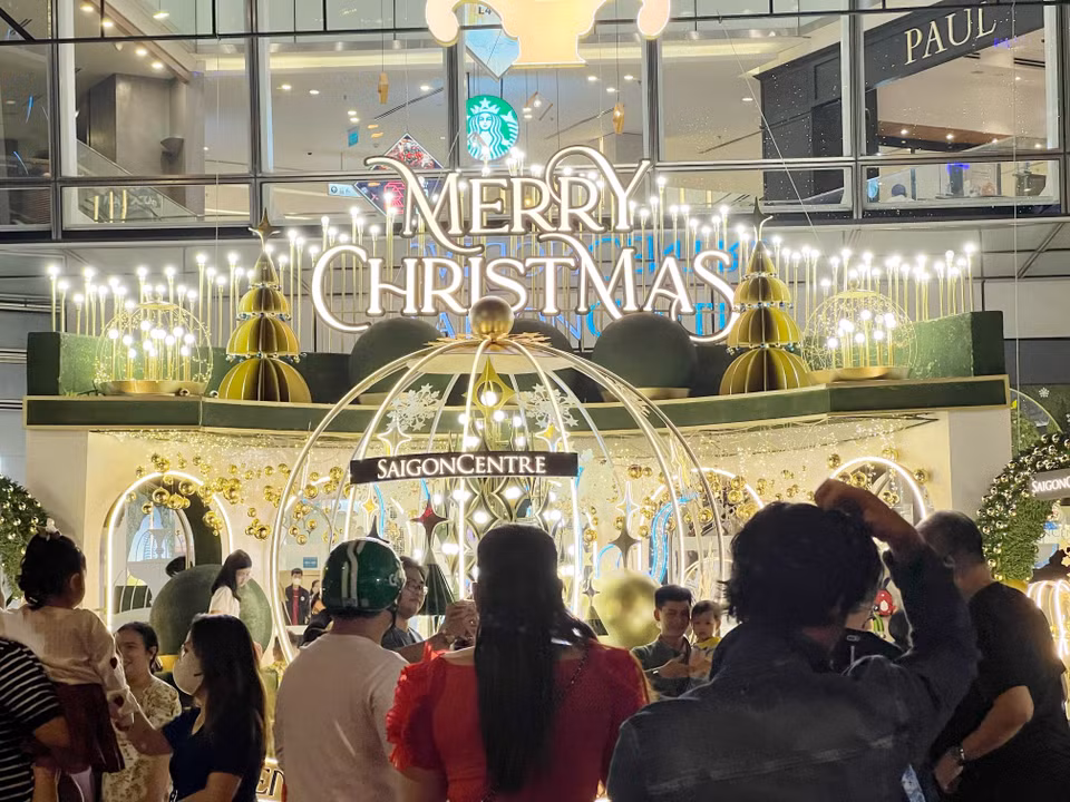 Una gran multitud acude a los centros comerciales para hacerse fotografías y hacer compras con motivo de la Navidad. (Foto: VNA)