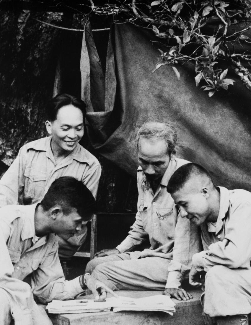 El general Vo Nguyen Giap y el Presidente Ho Chi Minh discutieron tácticas de batalla con oficiales militares durante la campaña fronteriza en 1950. (Foto: Archivo de VNA)