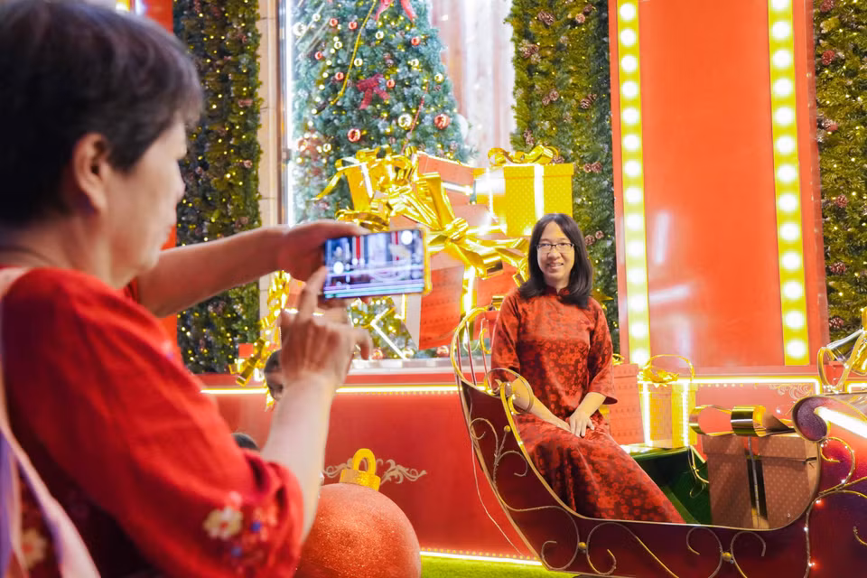 Muchas personas eligen el rojo como color principal para capturar los momentos navideños. (Foto: VNA)