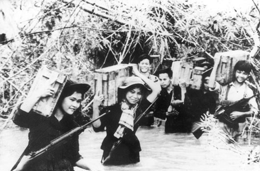 Durante la guerra de resistencia contra el imperialismo estadounidense, en el campo de batalla del sur, el Ejército vietnamita no dudó en sacrificarse y superar las penurias para luchar y derrotar al enemigo y proteger la base revolucionaria. Formó y lideró a las fuerzas de milicias y guerrilleros, mientras apoyó al pueblo a rebelarse y luchar por su derecho de ser dueño. En la foto: Los guerrilleros cargan cajas de balas para servir a la batalla de resistencia. (Foto: Archivo de VNA)