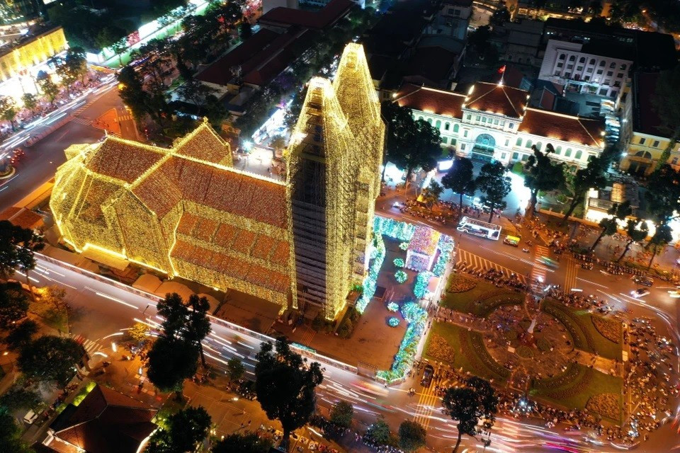 La reluciente y mágica catedral está decorada con unos 500 mil metros de luces LED en la parte delantera, trasera y los laterales del edificio. (Foto: VNA)