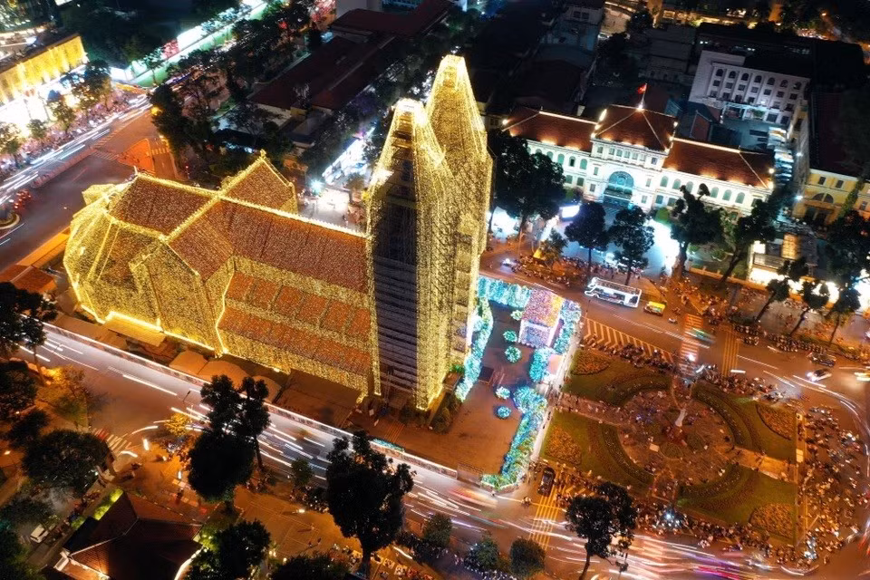 La reluciente y mágica catedral está decorada con unos 500 mil metros de luces LED en la parte delantera, trasera y los laterales del edificio. (Foto: VNA)