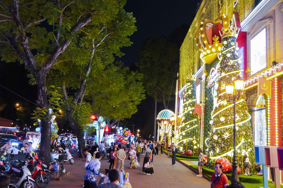 Muchos visitantes acuden al centro comercial Diamond (Distrito 1) para celebrar antes la Navidad. (Foto: VNA)