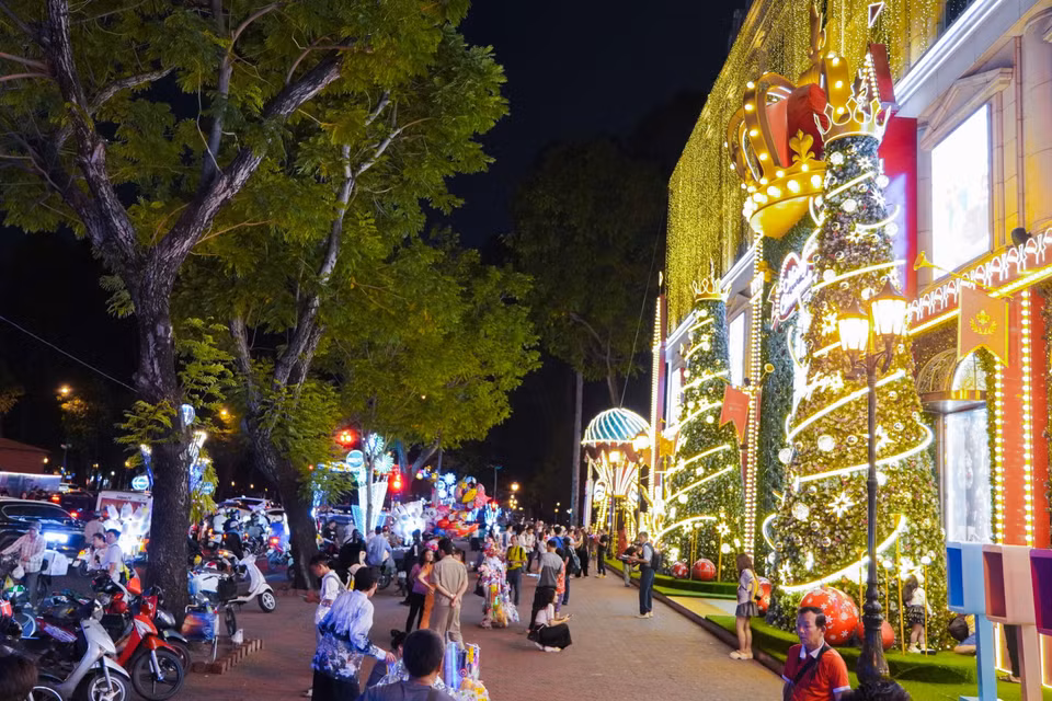 Muchos visitantes acuden al centro comercial Diamond (Distrito 1) para celebrar antes la Navidad. (Foto: VNA)