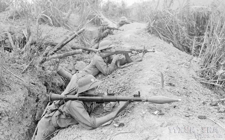 En la lucha para defender la frontera norteña en 1979, el ejército y el pueblo vietnamitas lucharon heroicamente para salvaguardar firmemente la soberanía y el territorio de la Patria. En la foto: Los soldados de la división H54 de la provincia de Hoang Lien Son defendieron valientemente el puesto y destruyeron a cientos de enemigos, el 17 de febrero de 1979. (Foto: Nguyen Tran-VNA)