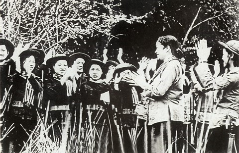 Movimiento "Dong Khoi" (Levantamiento General) en el Sur: Desde finales de 1959 hasta principios de 1960, el movimiento se extendió por muchas provincias del Sur, la Altiplanicie Occidental y el occidente de la zona de guerra 5, formando un bastión grande. Muchas unidades de guerrilleros y soldados locales de las provincias y distritos se formaron y desarrollaron durante la operación "Dong Khoi". En la foto: La general Nguyen Thi Dinh y el "Ejército de Pelo Largo" de la provincia de Ben Tre, una fuerza armada compuesta exclusivamente por mujeres, durante la guerra de resistencia contra el imperialismo estadounidense. (Foto: Archivo de VNA)