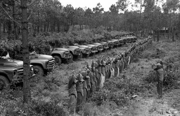 Ceremonia de juramento para cruzar el camino del fuego, que es la vía 20 Quyet Thang. De 1965 a 1972, la ruta Truong Son se desarrolló fuertemente, avanzando a la mecanización de toda la ruta de transporte militar. (Foto: Hua Kiem-VNA)