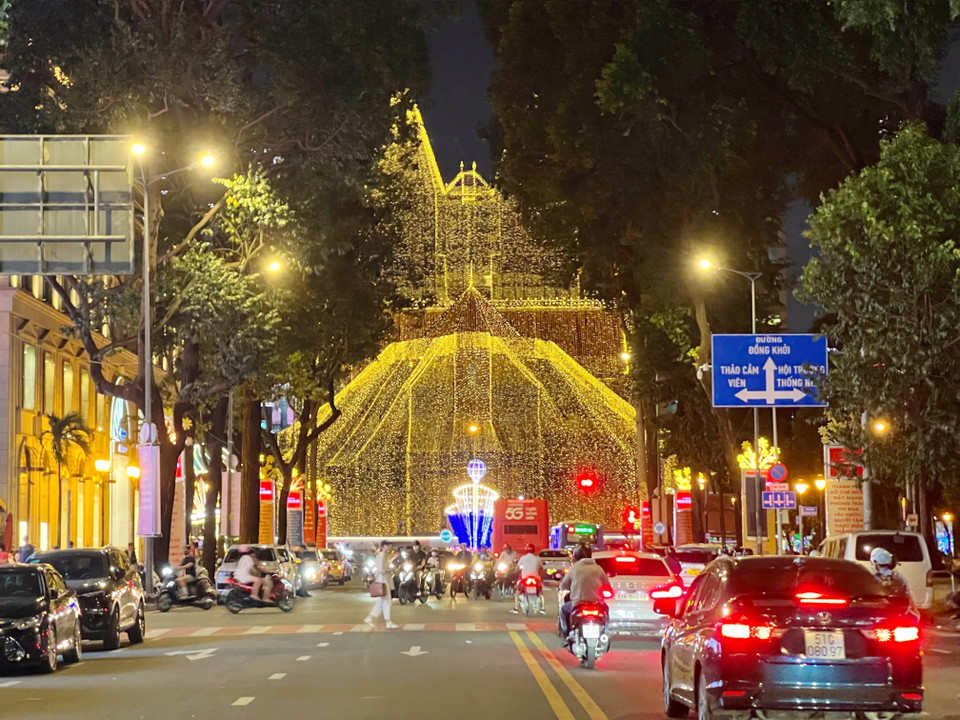 Las calles que rodean la Catedral Basílica de Notre Dame de Saigón se iluminan de forma brillante y mágica por la noche. (Foto: VNA)