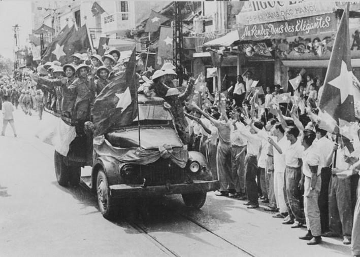 En la mañana del 10 de octubre de 1954, los soldados vietnamitas marcharon desde las puertas de entrada de Hanoi para liberar la ciudad, poniendo fin a nueve largos años de resistencia contra los colonialistas franceses. (Foto: Archivo de VNA)