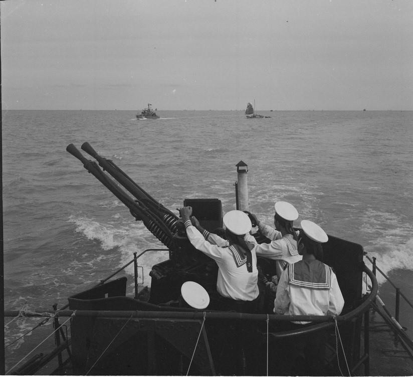 La primera victoria de la Armada Popular de Vietnam y del pueblo del Norte el 2 y 5 de agosto de 1964 fue un éxito de la fuerza espiritual, la inteligencia y el arte militar de la nación. En la foto: El Escuadrón 111 y la Región Costera 1 de la Armada Popular de Vietnam entrenan en el mar. (Foto: Nguyen Thu – VNA)