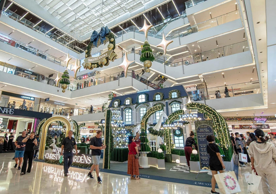 Diversos stands navideños se erigen en los centros comerciales para atraer a los residentes locales y turistas. (Foto: VNA)
