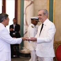 El embajador vietnamita Le Quang Long entrega las cartas credenciales al presidente de República Dominicana, Luis Rodolfo Abinader Corona. (Foto: VNA)