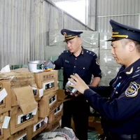 Agentes de aduanas del puesto fronterizo internacional de Huu Nghi (provincia de Lang Son) revisan las etiquetas de las mercancías importadas (Foto: VNA)
