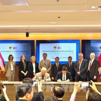 Acto de firma de los memorandos de entendimiento (Foto: VNA)