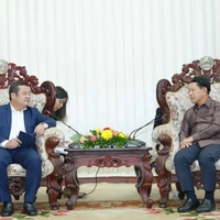 El presidente de Vinachem, Phung Quang Hiep (izquierda), se reúne con el viceprimer ministro de Laos, Saleumxay Kommasith (Foto: VNA)
