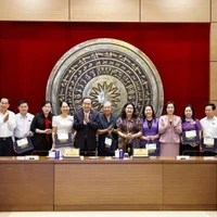 El presidente de la Asamblea Nacional de Vietnam, Tran Thanh Man, y los delegados participantes (Foto: VNA)