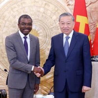 El secretario general del Partido Comunista de Vietnam, To Lam, recibe a Lazare Eloundou Assomo, director del Centro del Patrimonio Mundial de la UNESCO (Foto: VNA)