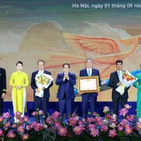 El primer ministro de Vietnam, Pham Minh Chinh, otorga el certificado de mérito a Vietnam Airlines (Foto: VNA)