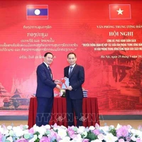El secretario del Comité Central del PCV y jefe de su Oficina, Le Hoai Trung (derecha), y su similar del PPRL, Thongsalith Mangnomek (Foto: VNA)