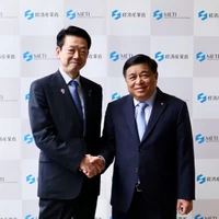 El viceprimer ministro vietnamita Nguyen Chi Dung (derecha) se reúne con el ministro de Economía, Comercio e Industria de Japón, Muto Yoji (Foto: VNA)