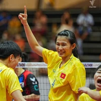 La selección femenina de sepak takraw de Vietnam se proclamó campeona tras una emocionante victoria por 2-1 contra la anfitriona Tailandia (Foto: VNA)