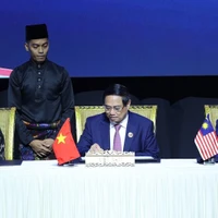 El primer ministro de Vietnam, Pham Minh Chinh (centro), firma la Declaración de Kuala Lumpur (Foto: VNA)