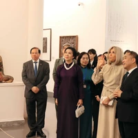 Ngo Phuong Ly y Brigitte Macron visitan el Museo de Bellas Artes de Vietnam (Foto: VNA)