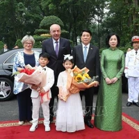 El presidente de Vietnam, Luong Cuong, y su esposa reciben al presidente de Hungría, Sulyok Tamas, y su cónyuge. (Foto: VNA)
