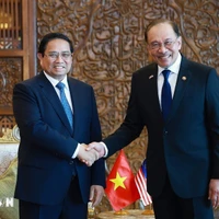 El primer ministro de Vietnam, Pham Minh Chinh (izquierda), y su homólogo malasio, Anwar Ibrahim (Foto: VNA)