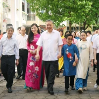 El secretario general del Partido Comunista de Vietnam, To Lam, visita a docentes y estudiantes de las escuelas secundarias Nguyen Dinh Chieu y Xa Dan. (Fuente: VNA)