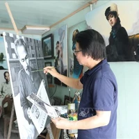Tran Hoa Binh, pintor católico nacido en en la provincia norteña de Ninh Binh, ha dedicado más de 50 años al arte del retrato hiperrealista. (Fuente: VNA)