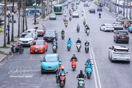 Vehículos eléctricos con sus múltiples ventajas y comodidad, se están volviendo cada vez más comunes en la vida cotidiana de las personas. (Foto: VNA) 
