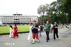 Turistas visitan el Palacio de la Independencia en Ciudad Ho Chi Minh. (Foto: VNA)