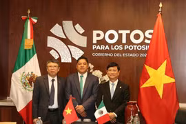 De izquierda a derecha: el embajador vietnamita Nguyen Van Hai, el gobernador del estado de San Luis Potosí, Ricardo Gallardo Cardona, y el presidente del Comité Popular de Binh Duong, Vo Van Minh (Foto: VNA)