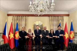 Los embajadores y jefes de las misiones diplomáticas de los seis países miembros del ACP, incluyendo Vietnam, Tailandia, Malasia, Myanmar, Indonesia y Filipinas (Fuente: VNA) 