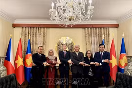 Los embajadores y jefes de las misiones diplomáticas de los seis países miembros del ACP, incluyendo Vietnam, Tailandia, Malasia, Myanmar, Indonesia y Filipinas (Fuente: VNA) 
