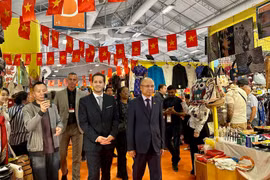 El embajador de Vietnam en Francia, Dinh Toan Thang y Steven Abajoli, director de la feria, visitan los stands de Vietnam (Fuente: VNA)