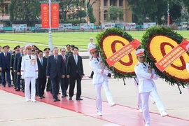 Líderes del Partido y Estado de Vietnam rinden homenaje al Presidente Ho Chi Minh, héroes y mártires