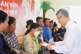 El embajador Nguyen Minh Vu entrega regalos a los vietnamitas desfavorecidos en la provincia de Siem Reap. (Fuente: VNA) 