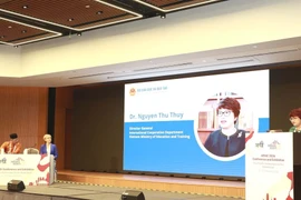 Nguyen Thu Thuy, jefa del Departamento de cooperación internacional, pronuncia un discurso (Fuente: VNA)