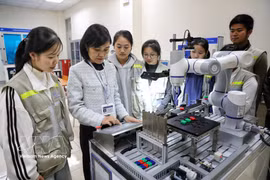 Estudiantes realizando prácticas de programación de microcontroladores en el Cogelio Tecnológico Vietnamita-Corea en Bac Giang. (Foto: VNA)