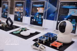 Productos inteligentes, chips y semiconductores se exhibieron en la ceremonia de inauguración del Centro Nacional de Apoyo a la Producción de Chips Semiconductores el 26 de junio de 2026. (Foto: VNA)