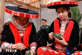 Pueblo minoritario de Dao rojo en provincia de Cao Bang elabora pastel tradicional del Tet