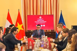 El embajador de Vietnam en Austria, Vu Le Thai Hoang, se reúne con profesores y estudiantes de posgrado internacionales en la Academia Diplomática de Austria. (Fuente: VNA)