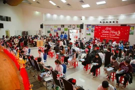 Muchas personas participan en el Festival Xuan Hong 2025 para donar sangre. (Fuente: VNA)